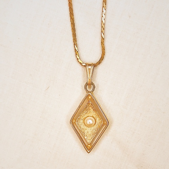 Vintage Gold Tone Necklace w Diamond Shape Pendant - Picture 4 of 4